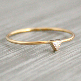 gouden ring met driehoekige diamant