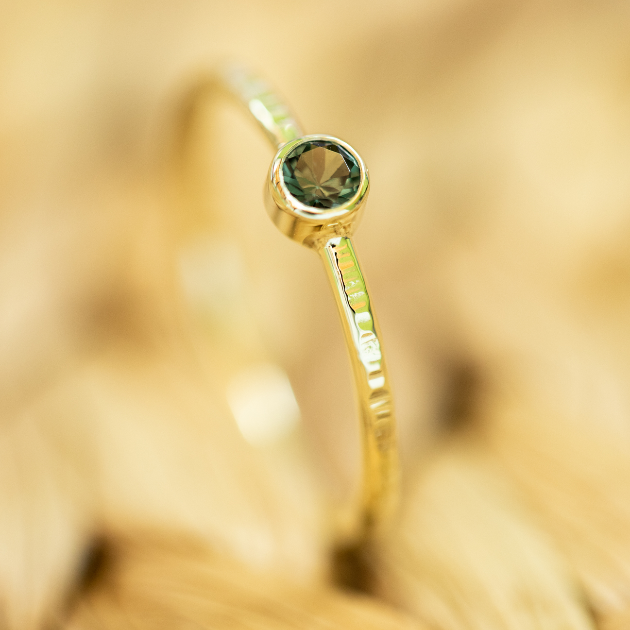 Ring met groene steen.